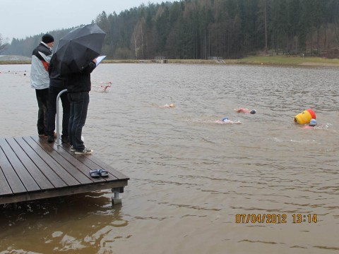 Poslední závody sezóny otužilců v Nové Pace