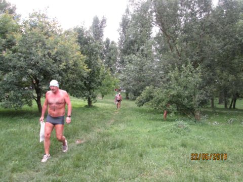 Otužilci v létě nezahálejí – červnový „trojboj“ (brigáda, kontrolní závod a táborák)