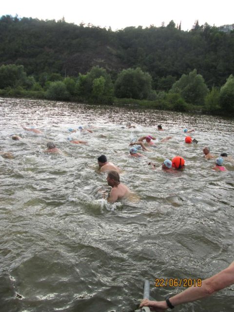 Otužilci v létě nezahálejí – červnový „trojboj“ (brigáda, kontrolní závod a táborák)