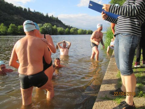 Otužilci v létě nezahálejí – červnový „trojboj“ (brigáda, kontrolní závod a táborák)
