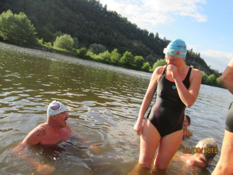 Otužilci v létě nezahálejí – červnový „trojboj“ (brigáda, kontrolní závod a táborák)