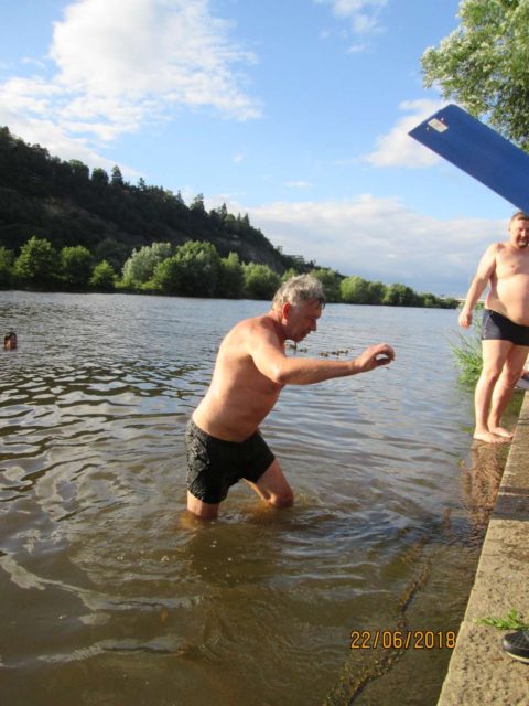 Otužilci v létě nezahálejí – červnový „trojboj“ (brigáda, kontrolní závod a táborák)