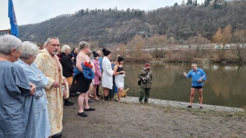 Tradiční křest otužilců ve Vltavě