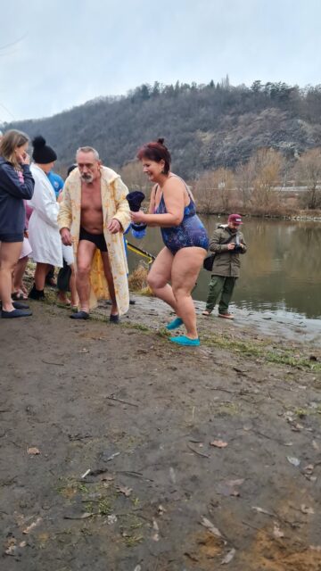Tradiční křest otužilců ve Vltavě