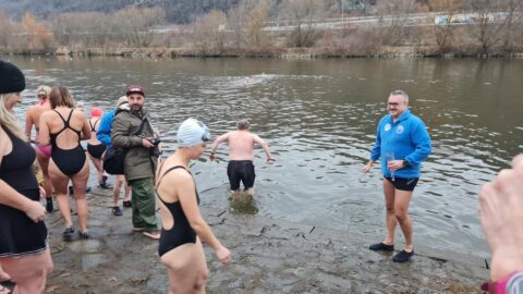 Tradiční křest otužilců ve Vltavě