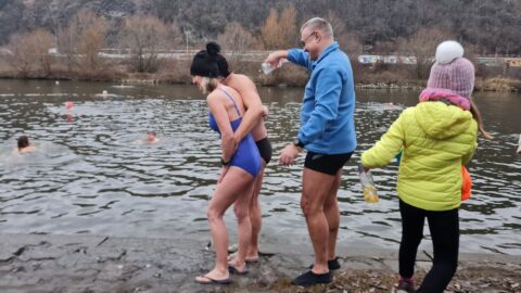 Tradiční křest otužilců ve Vltavě