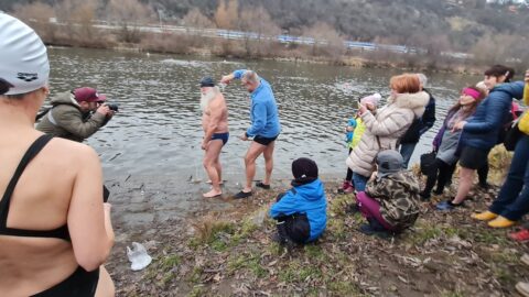Tradiční křest otužilců ve Vltavě