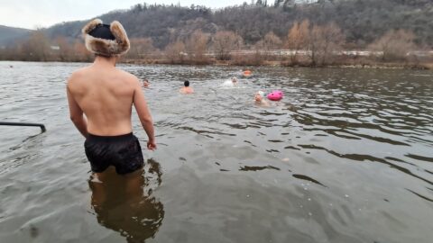 Tradiční křest otužilců ve Vltavě
