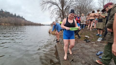 Tradiční křest otužilců ve Vltavě