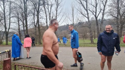 Tradiční křest otužilců ve Vltavě 2023