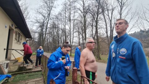 Tradiční křest otužilců ve Vltavě 2023
