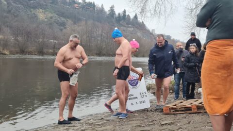 Tradiční křest otužilců ve Vltavě 2023
