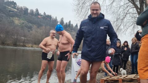 Tradiční křest otužilců ve Vltavě 2023