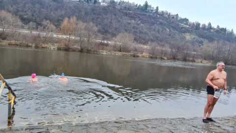 Tradiční křest otužilců ve Vltavě 2023