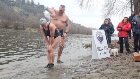Tradiční křest otužilců ve Vltavě 2023