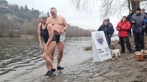 Tradiční křest otužilců ve Vltavě 2023
