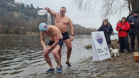 Tradiční křest otužilců ve Vltavě 2023