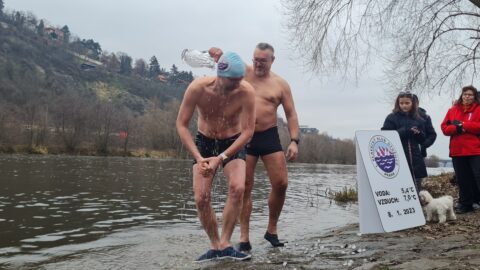 Tradiční křest otužilců ve Vltavě 2023