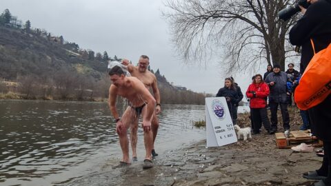 Tradiční křest otužilců ve Vltavě 2023