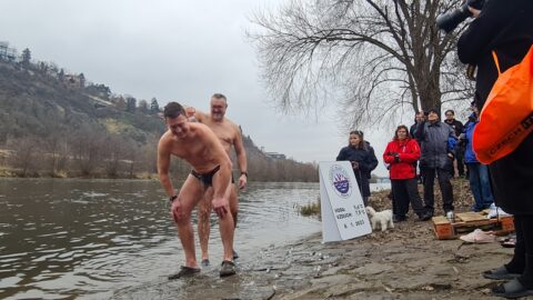 Tradiční křest otužilců ve Vltavě 2023