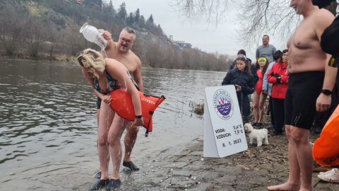 Tradiční křest otužilců ve Vltavě 2023