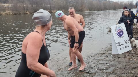 Tradiční křest otužilců ve Vltavě 2023