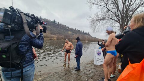 Tradiční křest otužilců ve Vltavě 2023