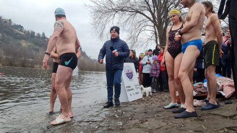 Tradiční křest otužilců ve Vltavě 2023