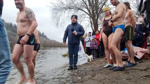 Tradiční křest otužilců ve Vltavě 2023