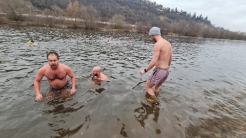 Tradiční křest otužilců ve Vltavě 2023