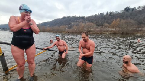 Tradiční křest otužilců ve Vltavě 2023
