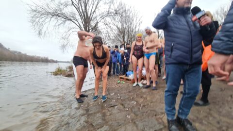 Tradiční křest otužilců ve Vltavě 2023