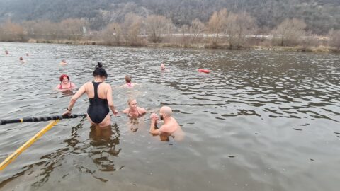 Tradiční křest otužilců ve Vltavě 2023
