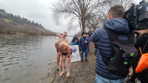 Tradiční křest otužilců ve Vltavě 2023