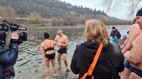 Tradiční křest otužilců ve Vltavě 2023