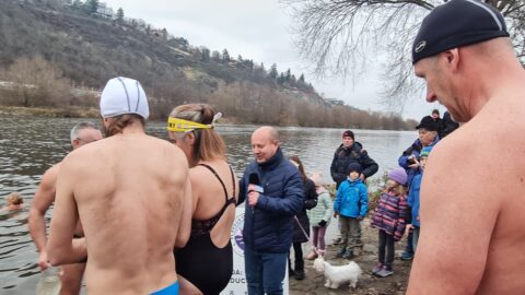 Tradiční křest otužilců ve Vltavě 2023