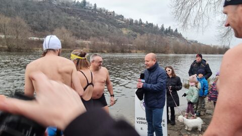 Tradiční křest otužilců ve Vltavě 2023