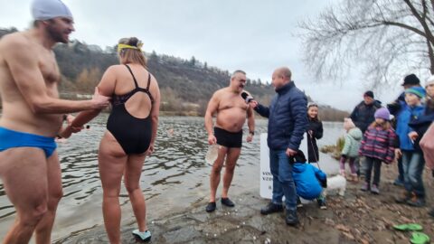 Tradiční křest otužilců ve Vltavě 2023