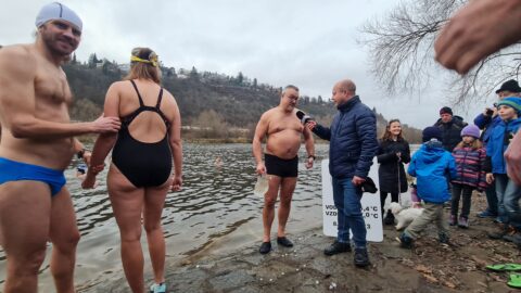 Tradiční křest otužilců ve Vltavě 2023