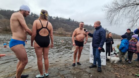Tradiční křest otužilců ve Vltavě 2023
