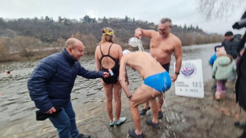 Tradiční křest otužilců ve Vltavě 2023