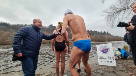 Tradiční křest otužilců ve Vltavě 2023