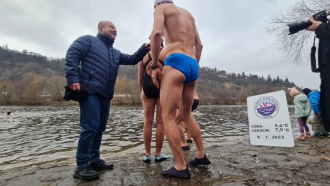 Tradiční křest otužilců ve Vltavě 2023