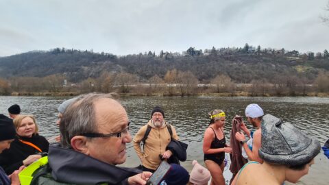 Tradiční křest otužilců ve Vltavě 2023