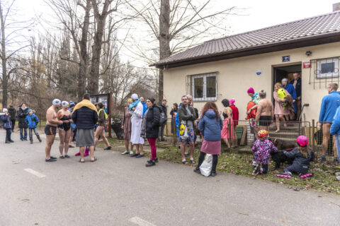 Tradiční křest otužilců ve Vltavě 2023