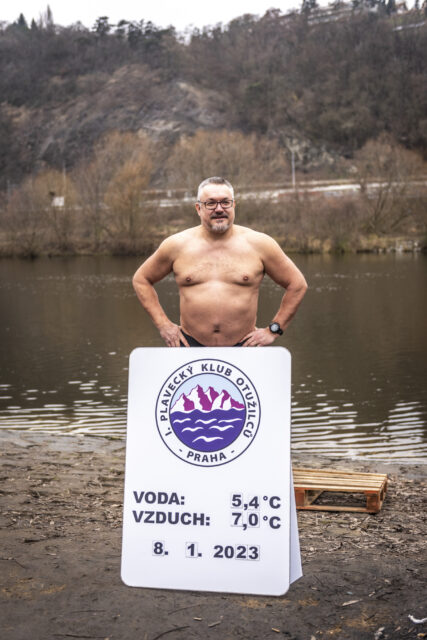 Tradiční křest otužilců ve Vltavě 2023