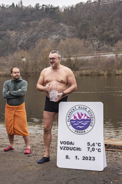 Tradiční křest otužilců ve Vltavě 2023