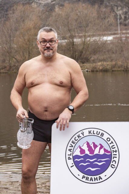 Tradiční křest otužilců ve Vltavě 2023