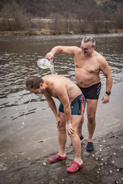 Tradiční křest otužilců ve Vltavě 2023