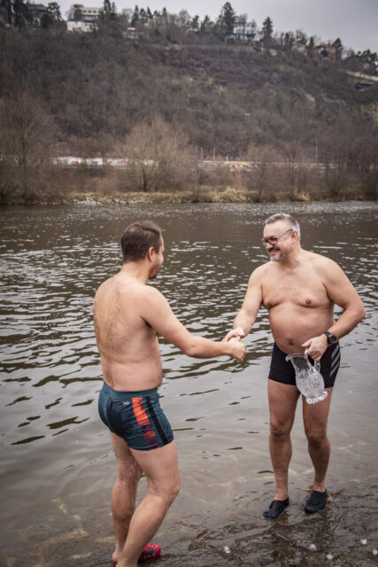 Tradiční křest otužilců ve Vltavě 2023
